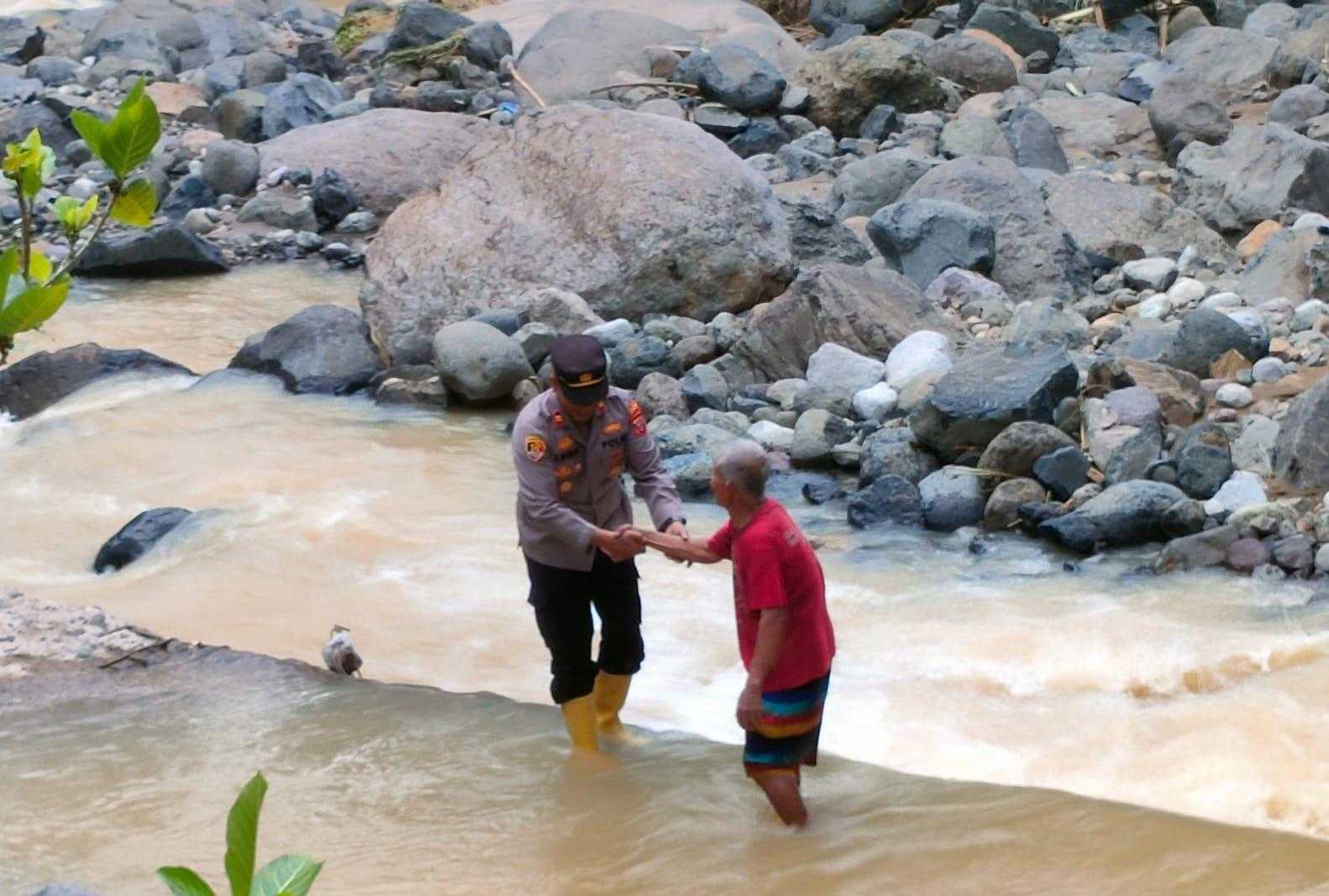 Jembatan Ciwarunga Putus Akibat Hujan Deras, Akses Antar Desa Lumpuh
